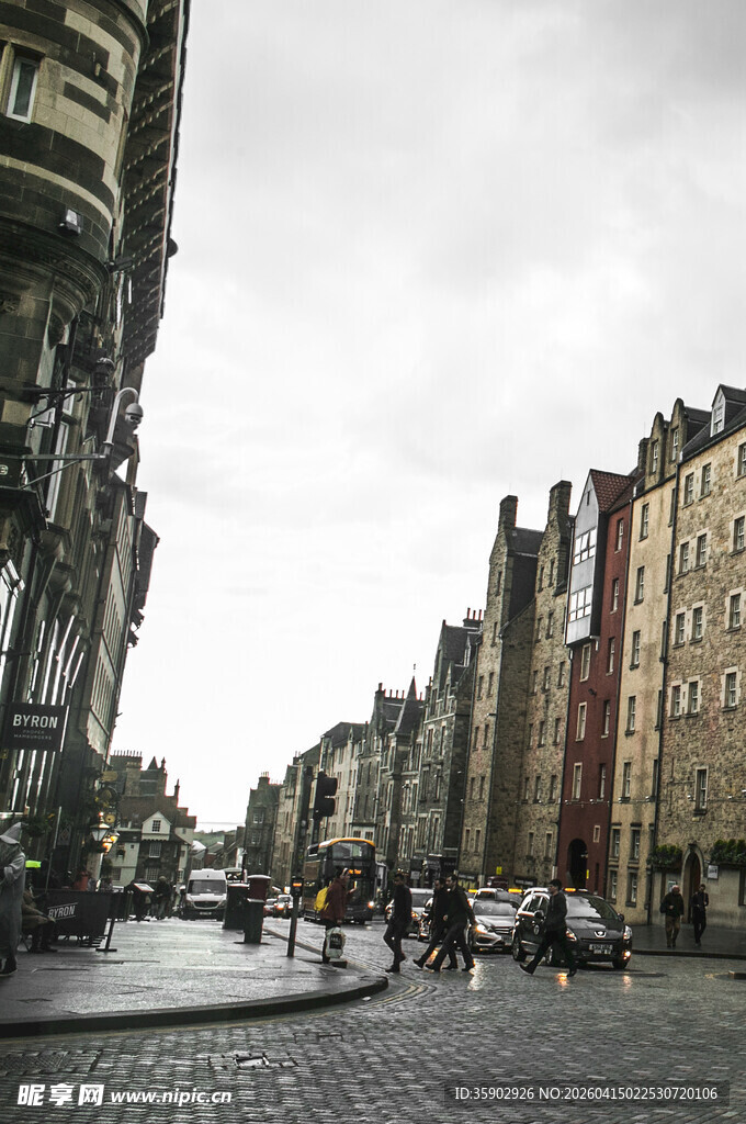 欧洲古老街道行人景象