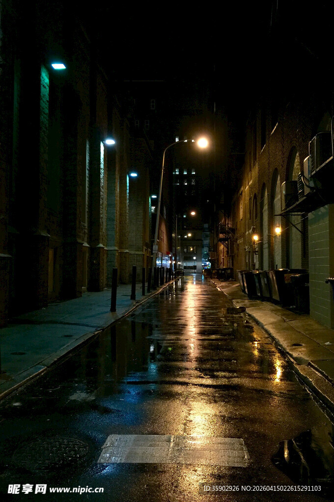 雨夜街道的静谧光影