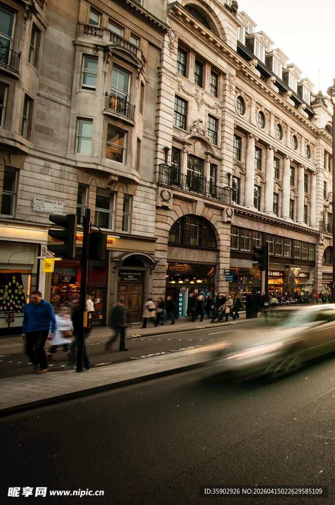 伦敦街头复古建筑与行人