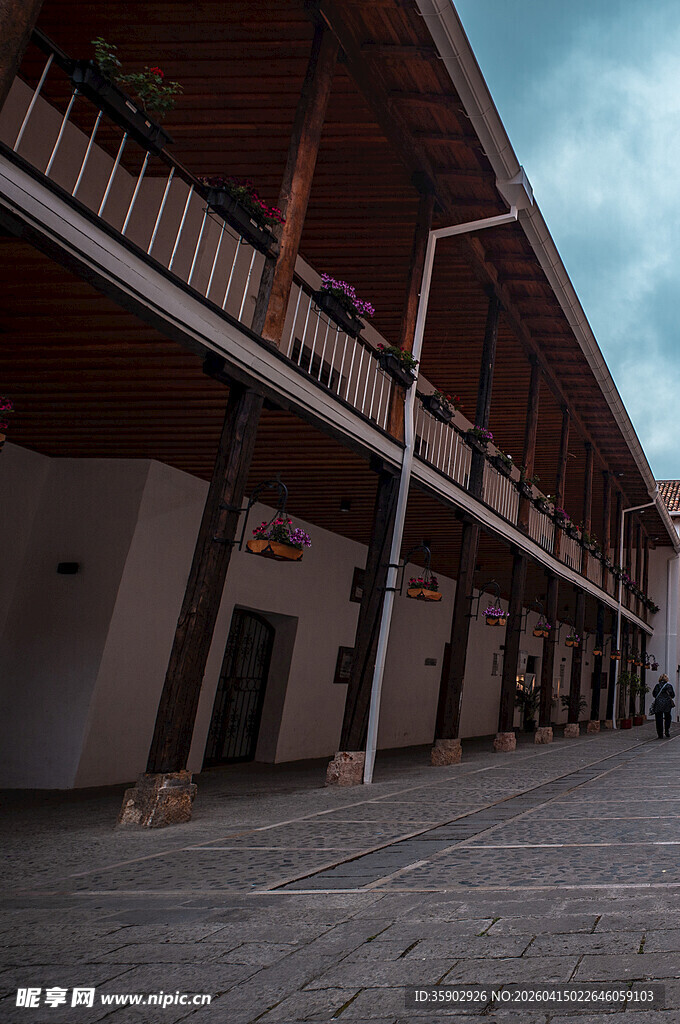 古雅建筑下的空旷街道