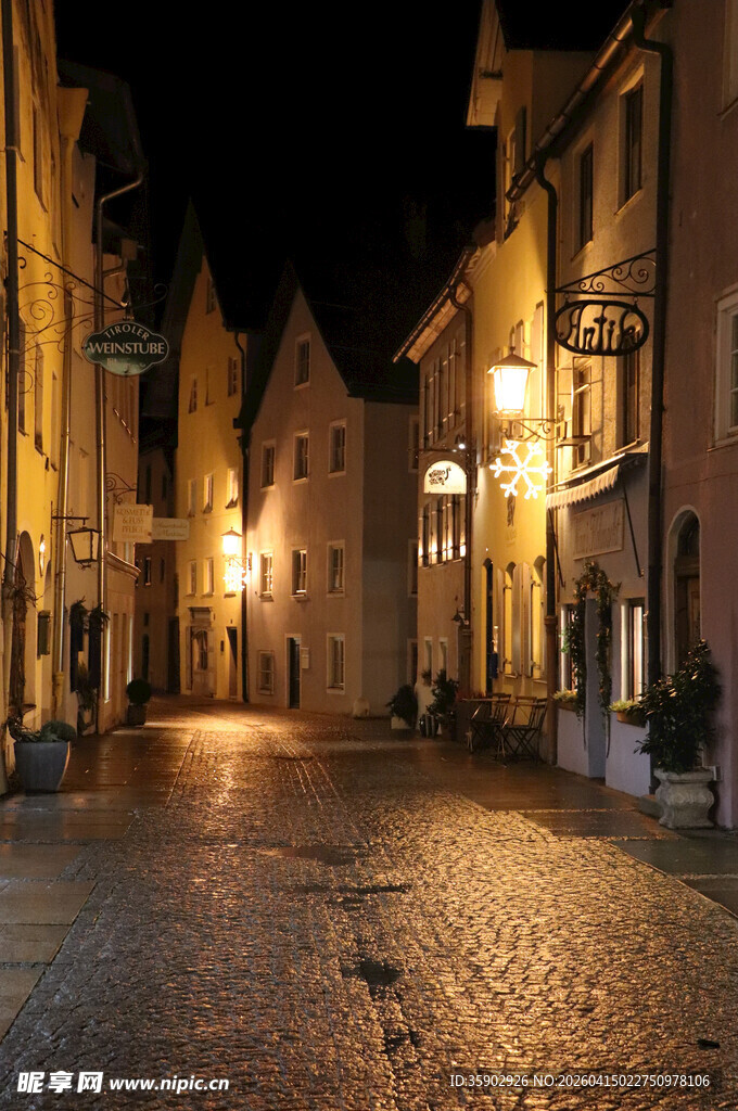 夜晚静谧的欧洲古老街巷