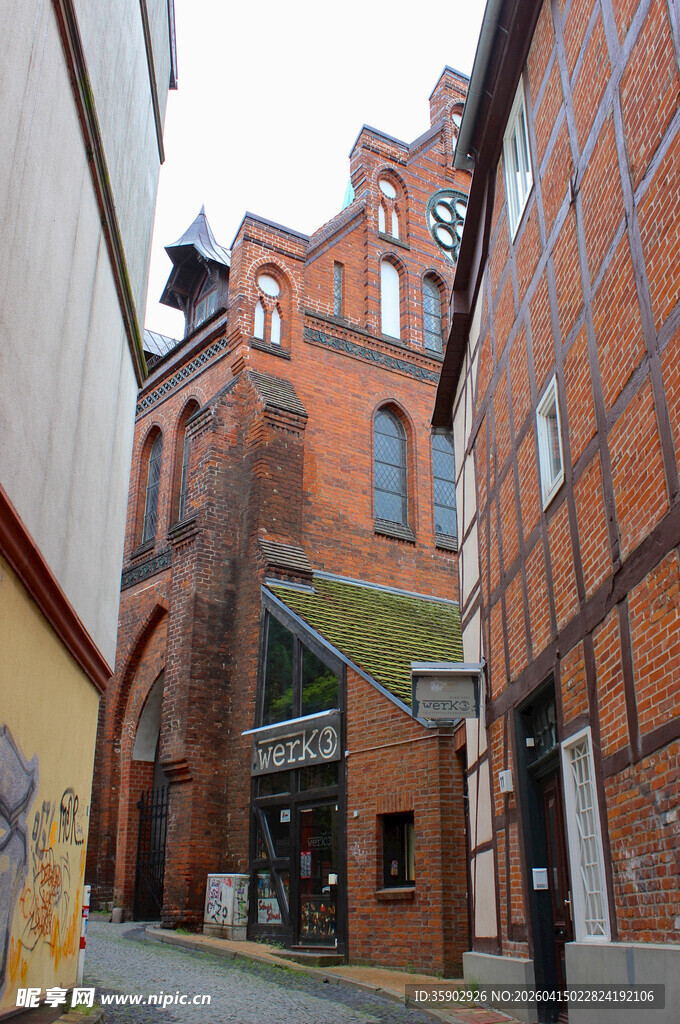 欧洲古老街巷中的红砖建筑