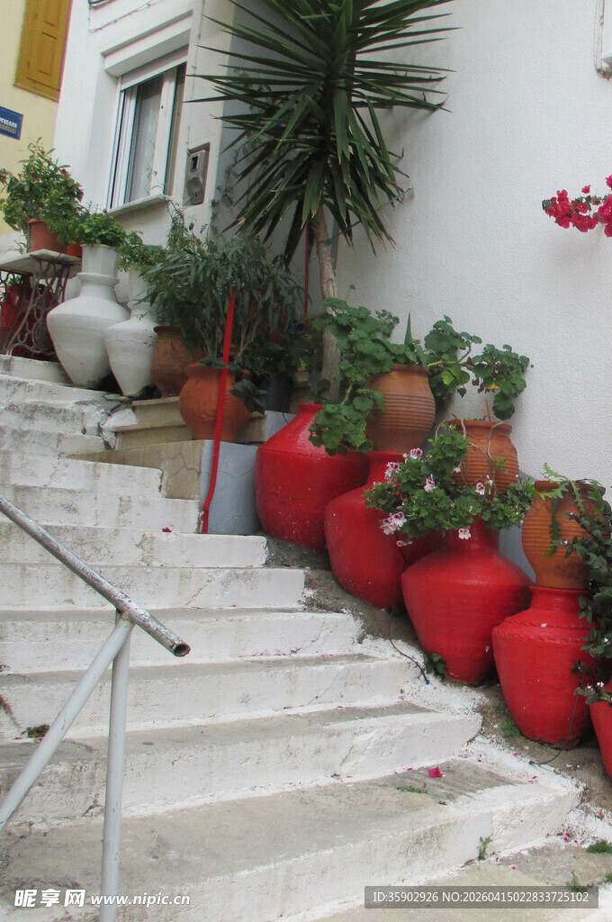 彩色陶罐装点的户外台阶