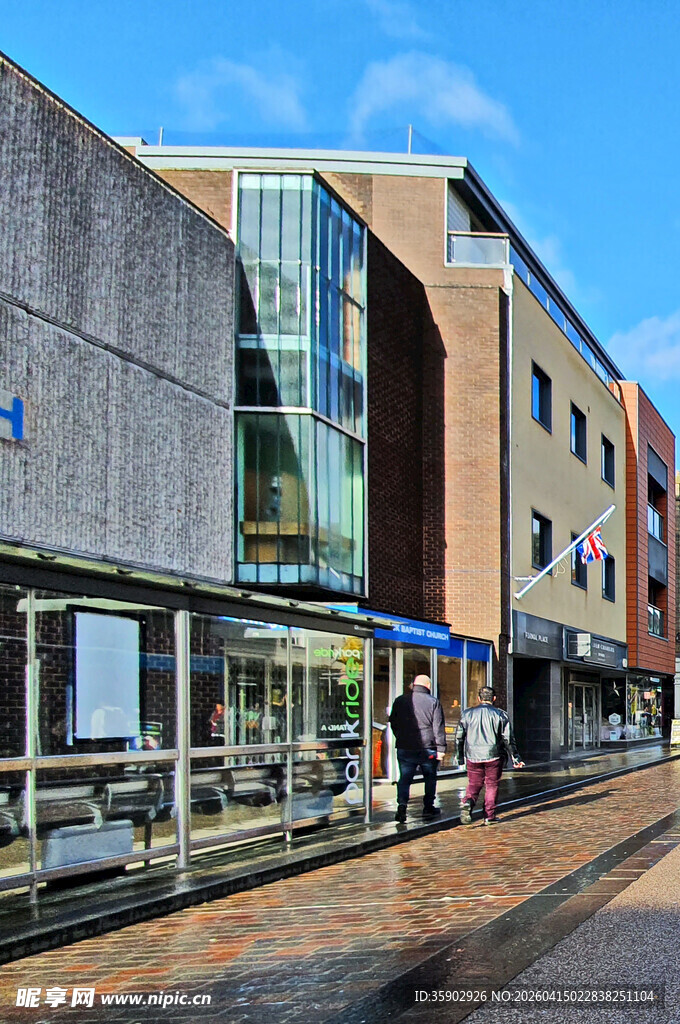 城市街道旁的现代建筑景观