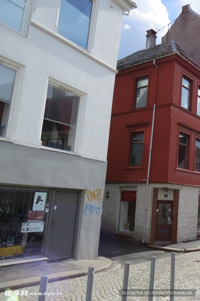 城市街边两栋风格各异建筑