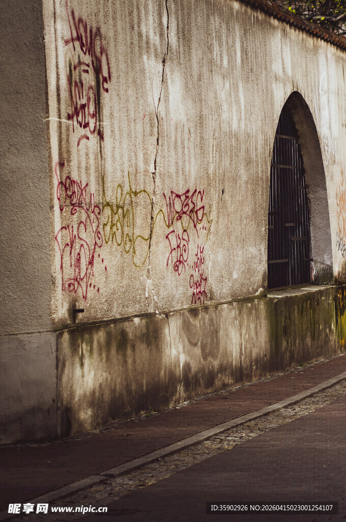 斑驳旧墙与拱形门洞