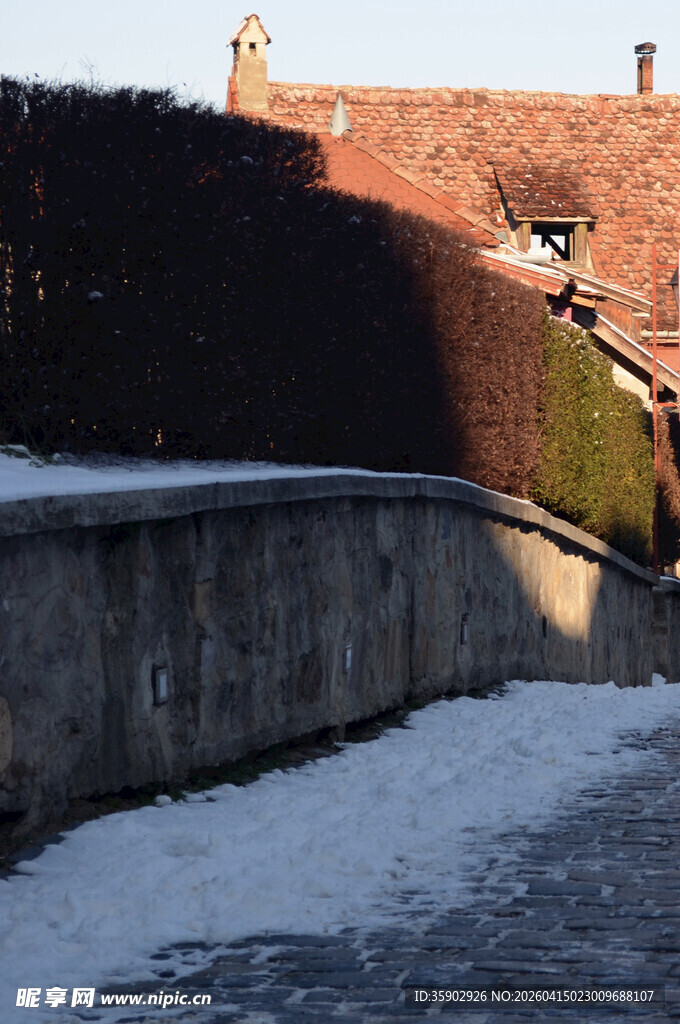 冬日墙边雪景