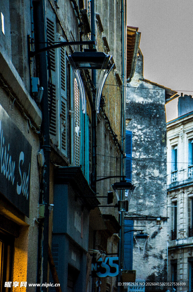 复古街道旁的特色店铺