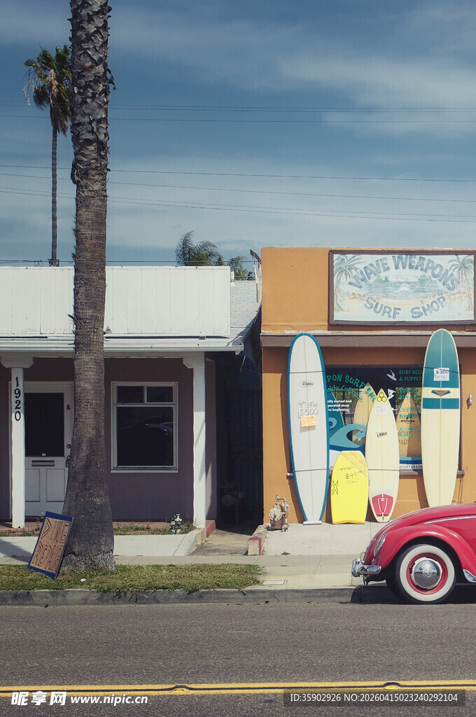 复古街头的冲浪板与红车