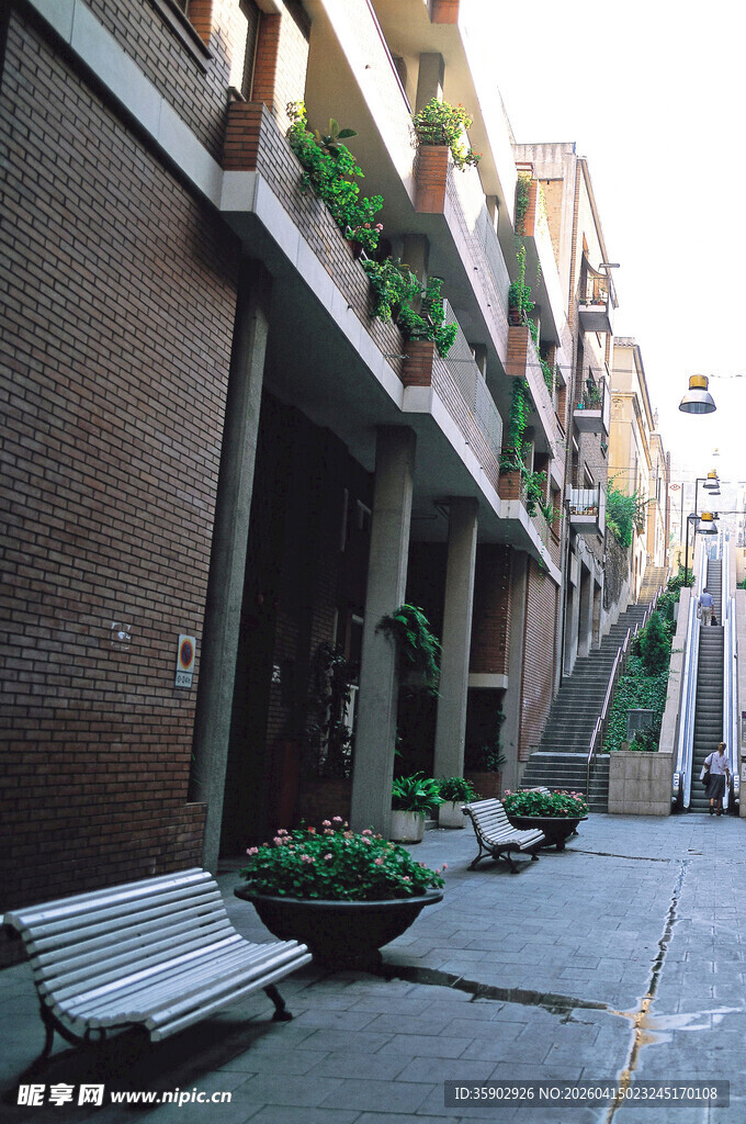 街道旁带绿植的建筑长椅