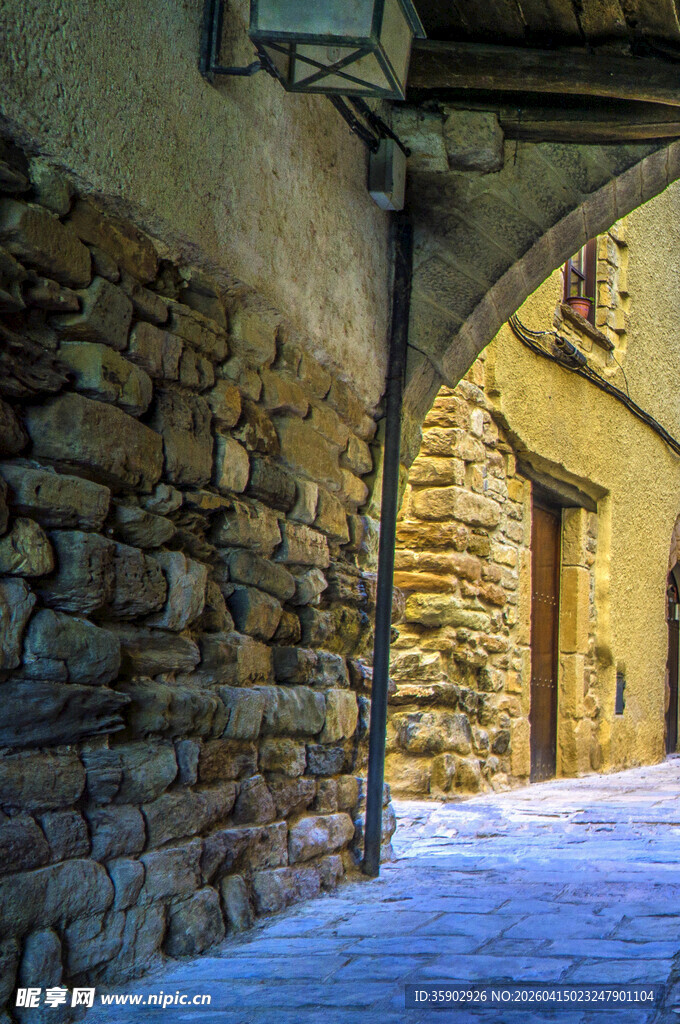 古老石砌小巷的静谧景致