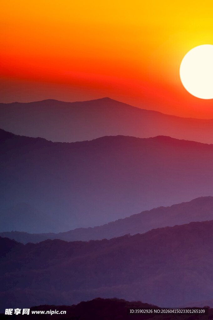 壮丽山景中的落日余晖