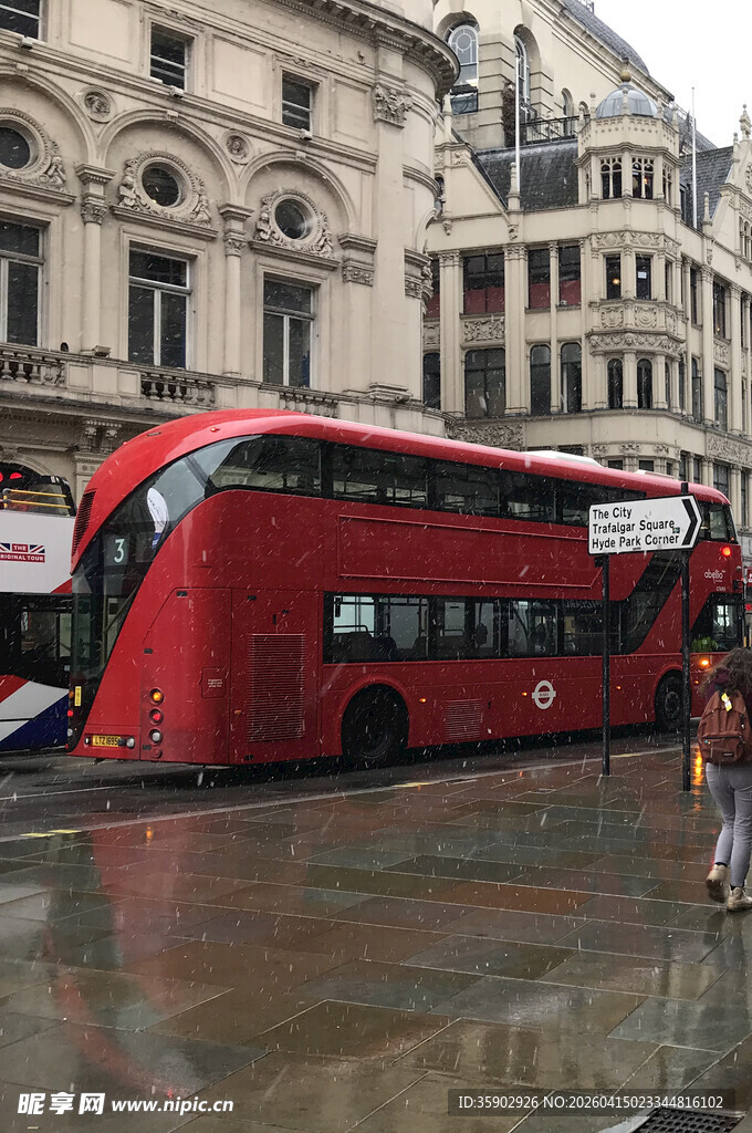 伦敦街头的红色双层巴士