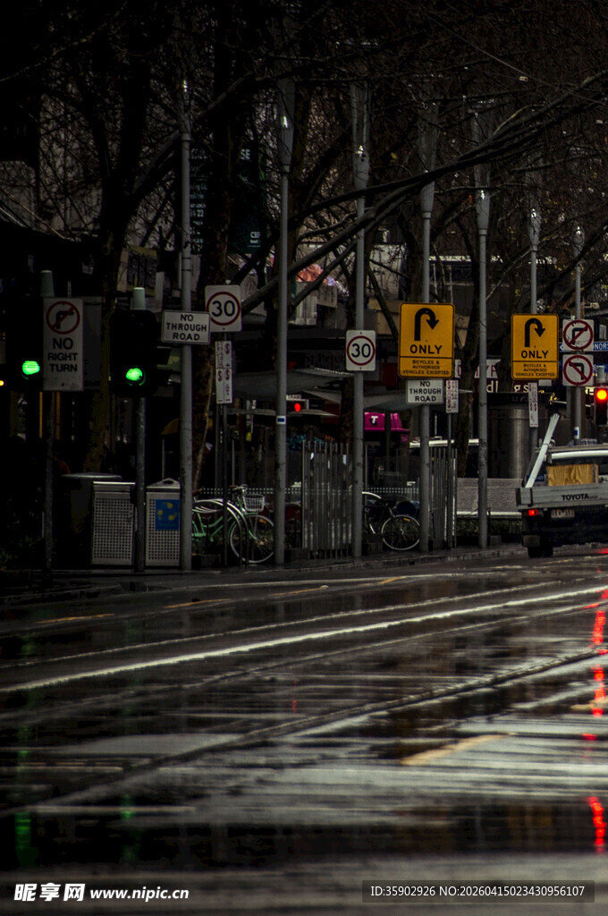 雨夜城市街道空旷景象