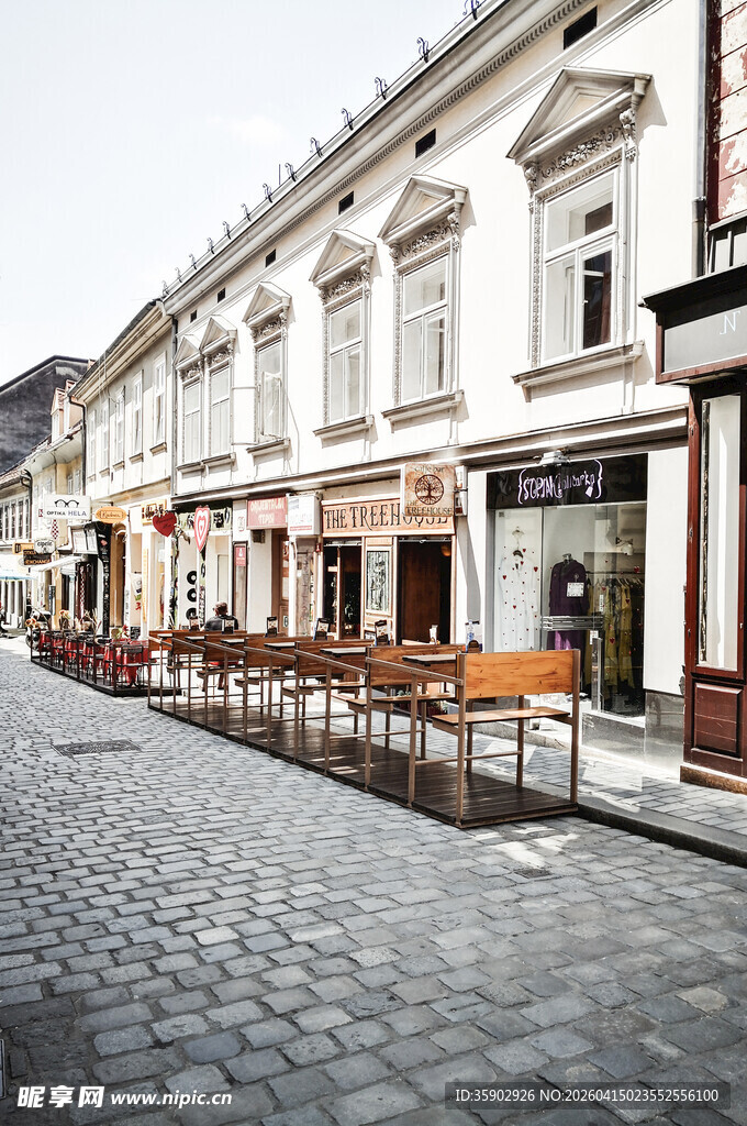 欧式街道旁的特色建筑