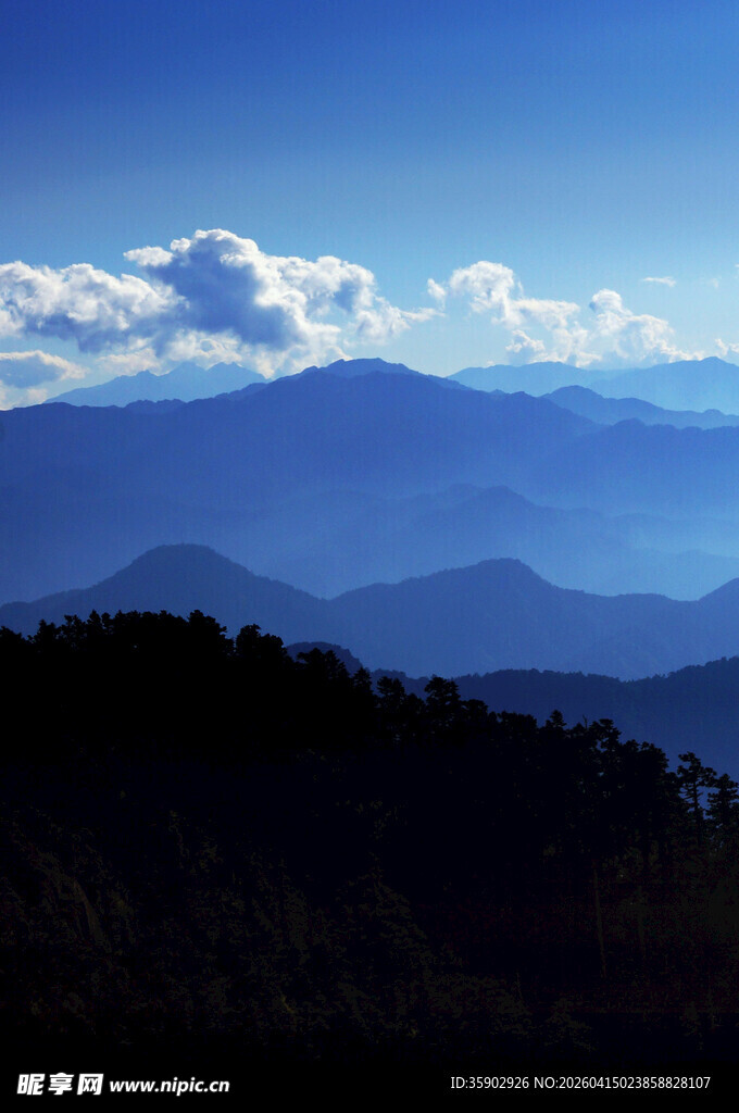 壮丽山峦与蓝天云海景观