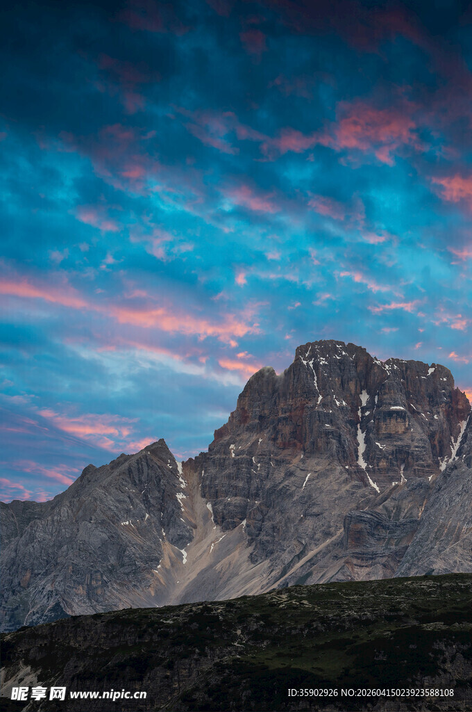 壮丽晚霞下的巍峨山峰
