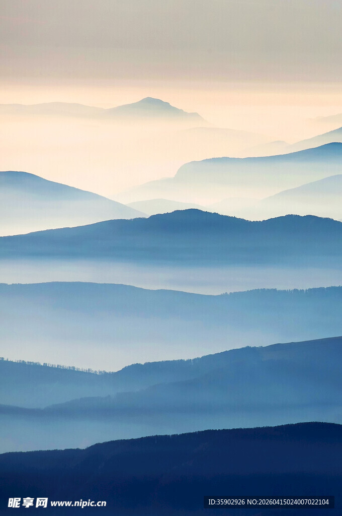 层峦叠嶂的梦幻山脉景观