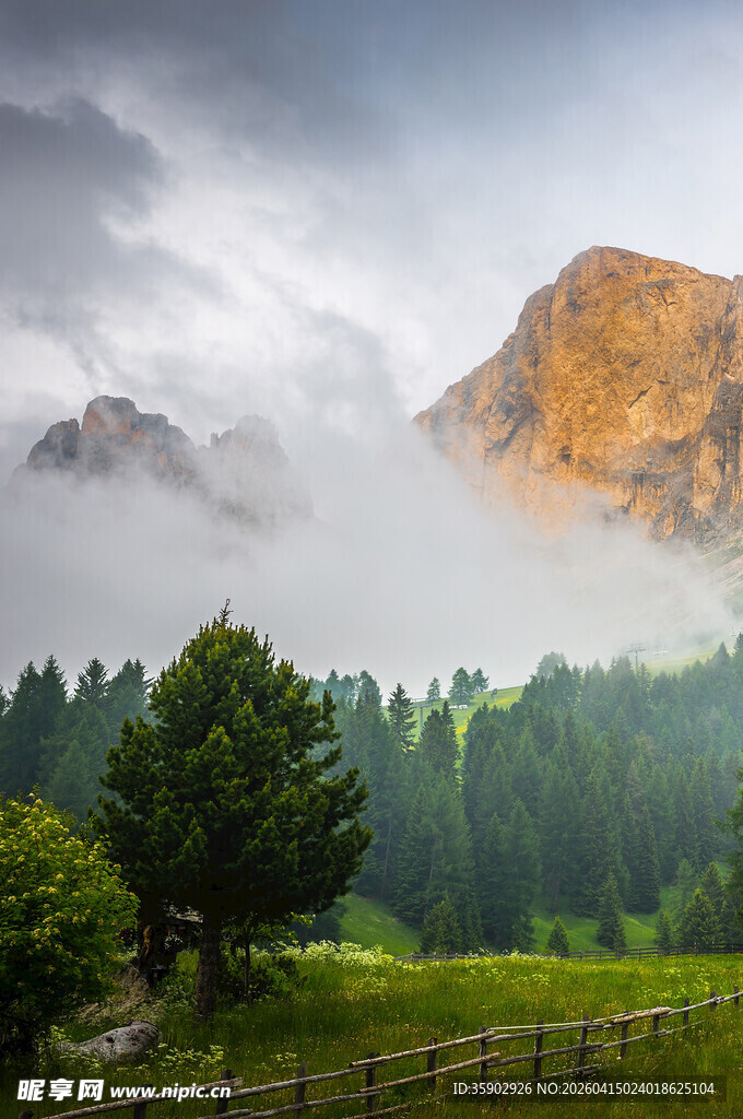 山间晨雾中的壮丽山景