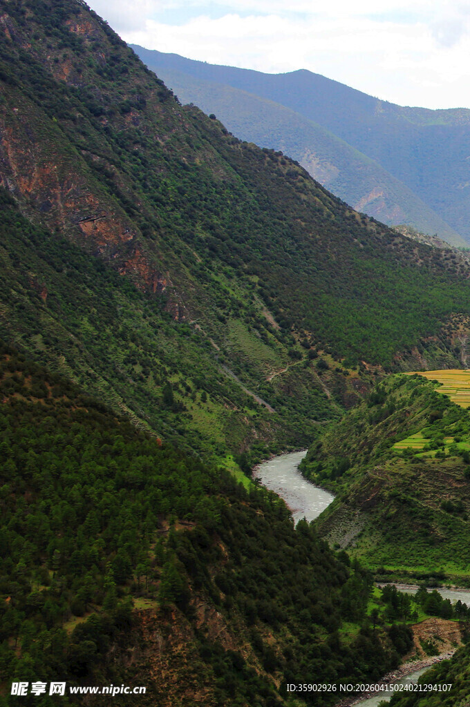山间河谷美景