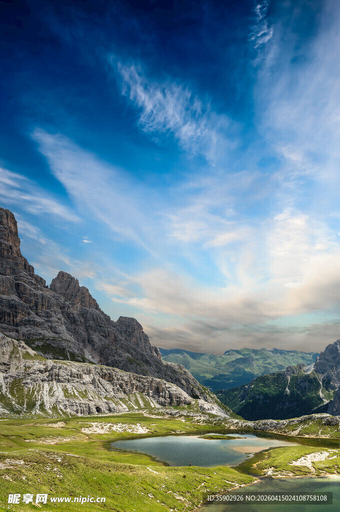 高山湖畔美景