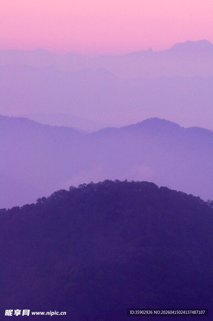 粉紫色调的山峦美景