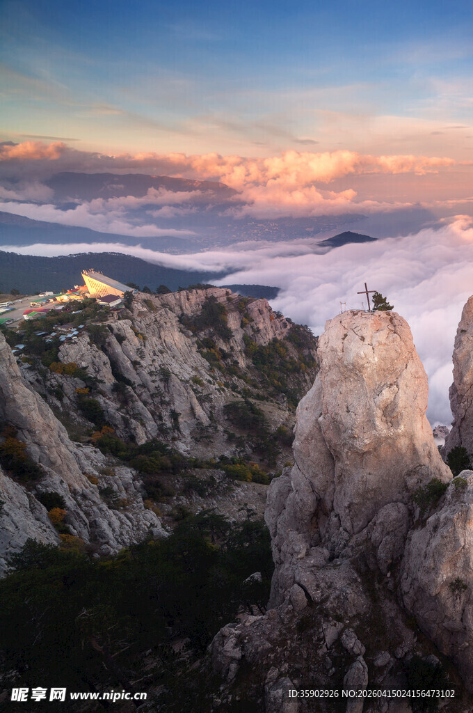日出云海中的壮丽山峰