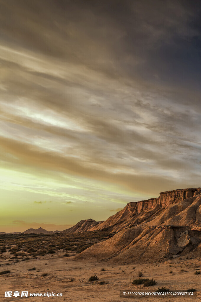 壮丽沙漠黄昏景观
