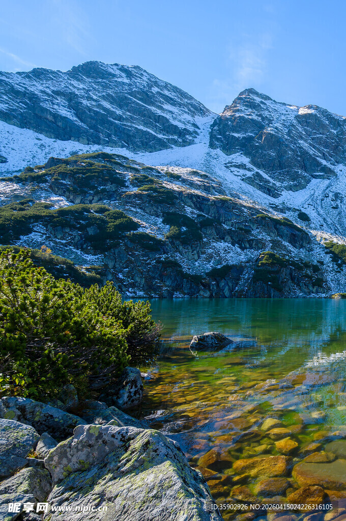 山间秀丽水景与巍峨雪山
