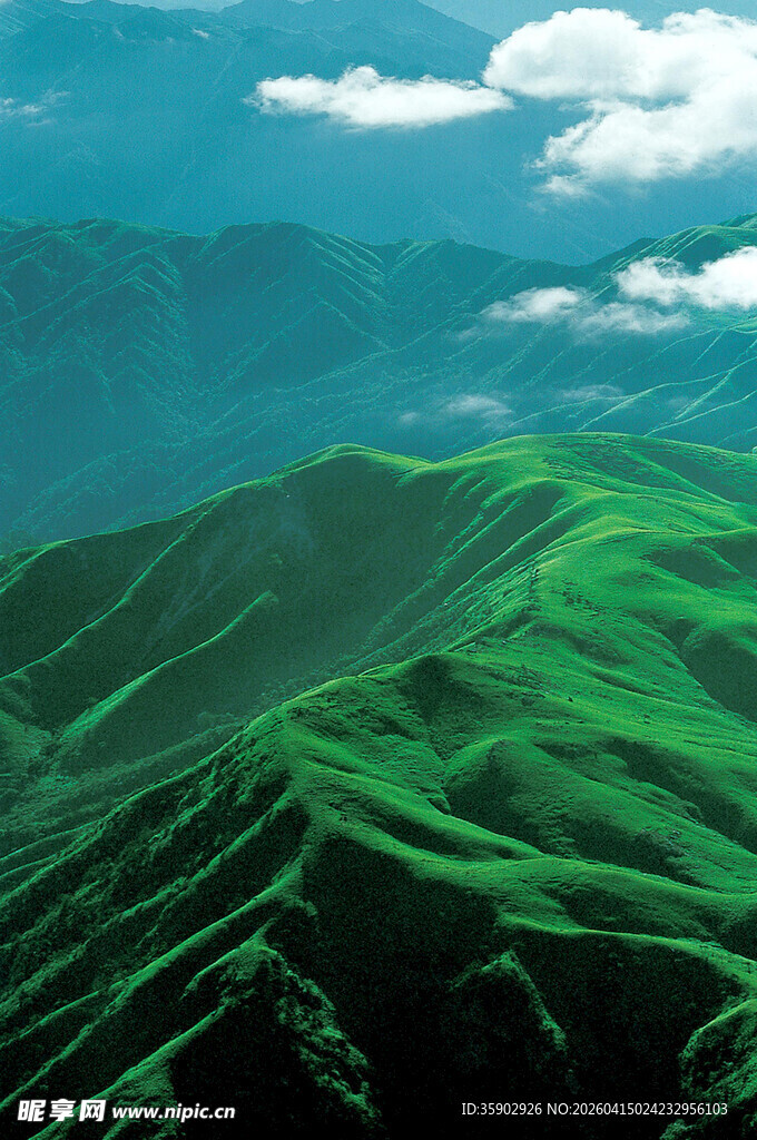 翠绿山峦与蓝天白云美景