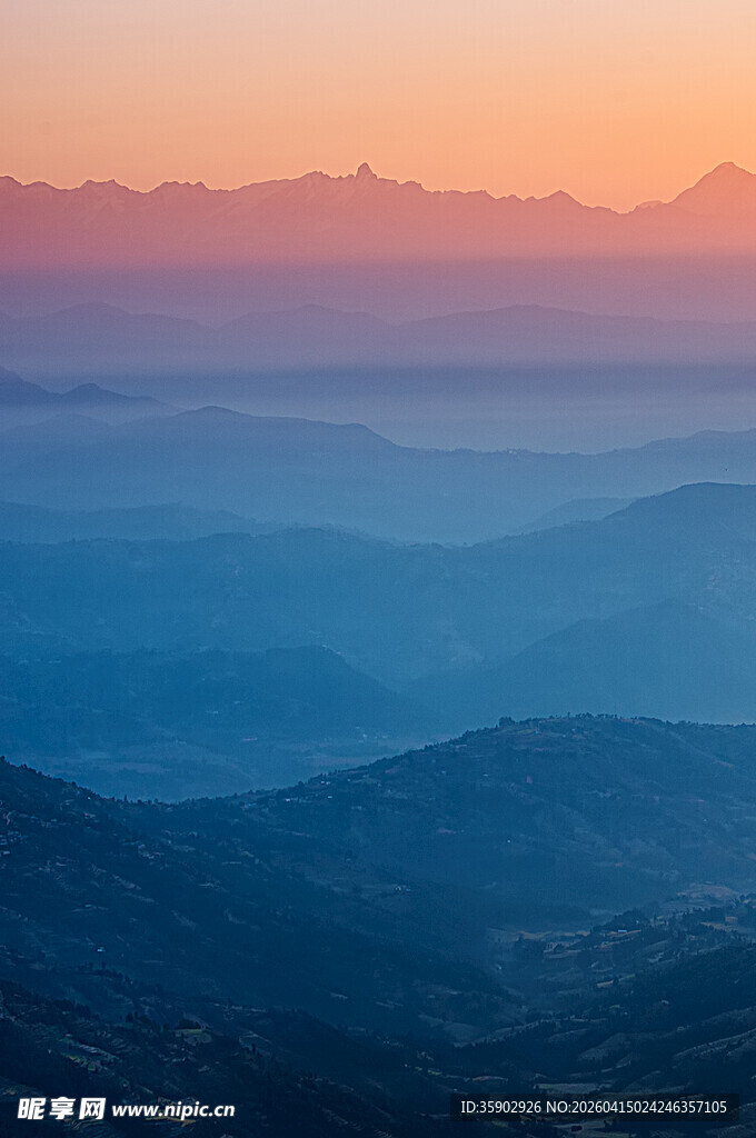 日出下的层峦叠嶂
