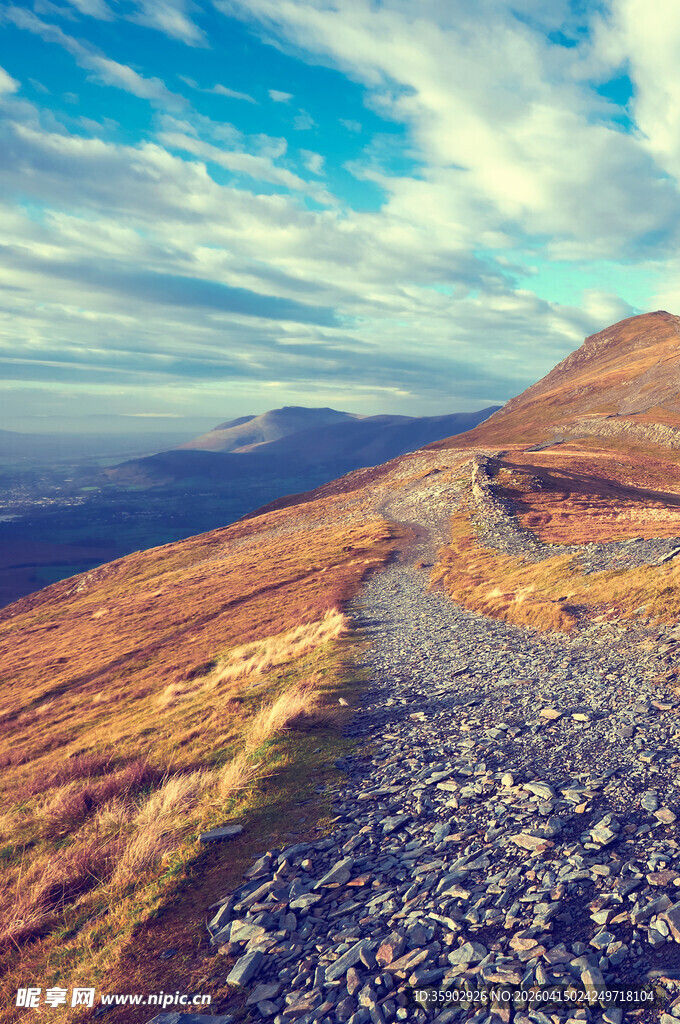 山间碎石路壮美自然景