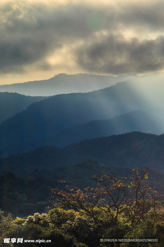 山间云隙透光照壮丽景色
