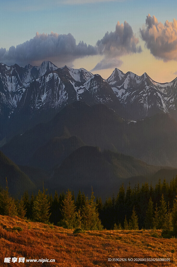 壮丽山景夕阳下的巍峨雪山