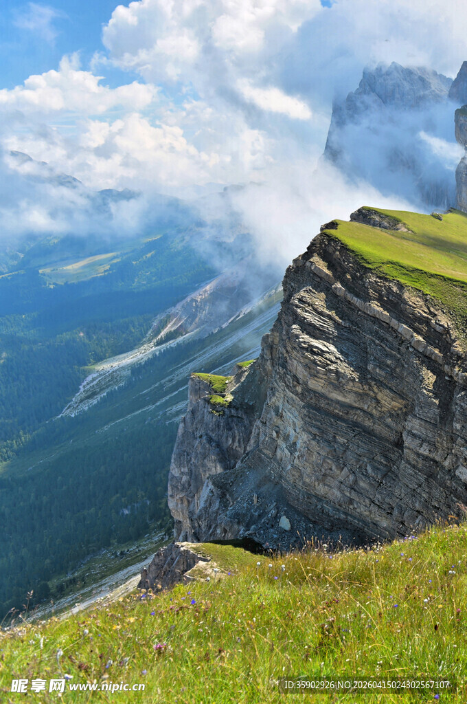 悬崖边的壮美山间景色