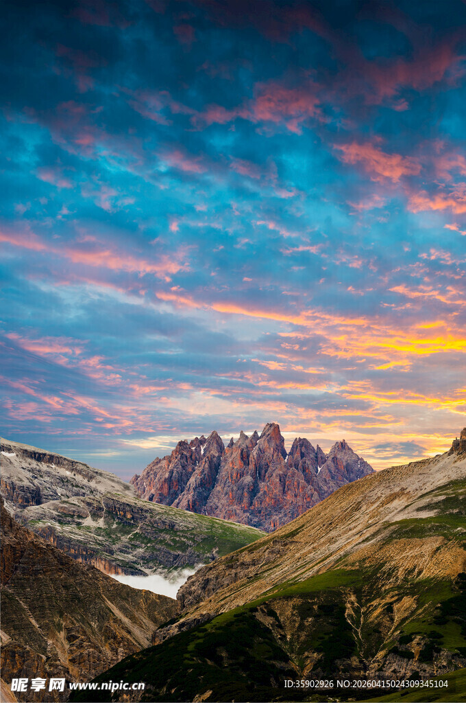 壮丽山景与绚烂天空