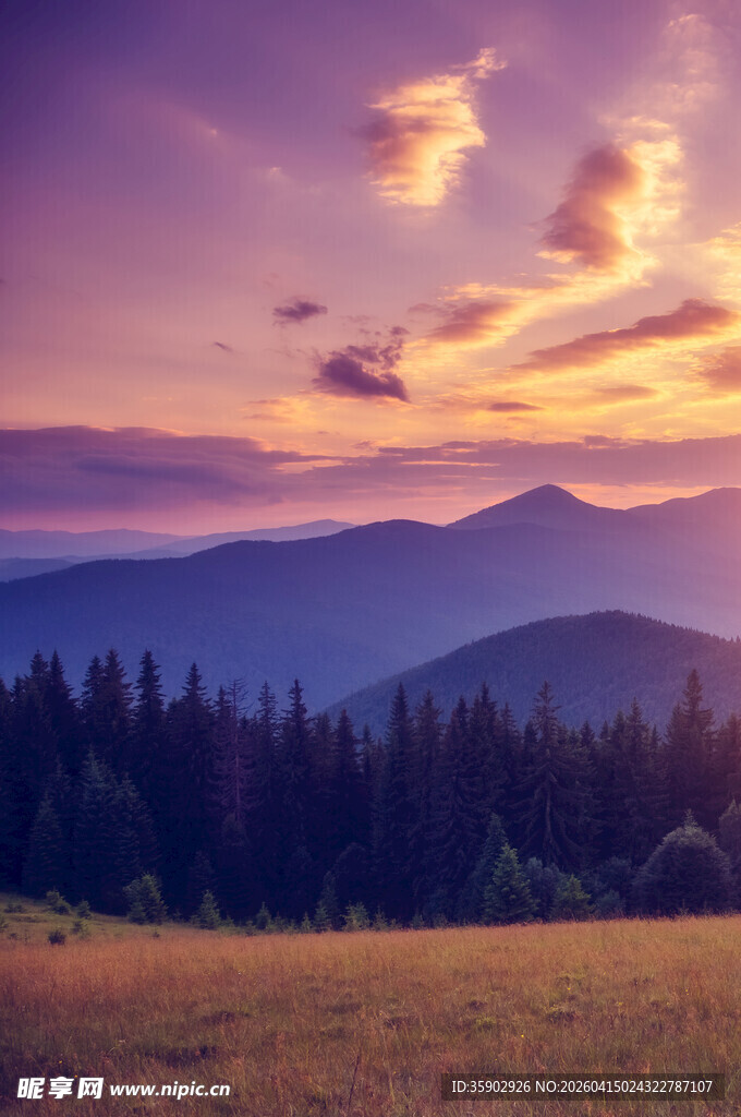 黄昏下的山林与远山美景
