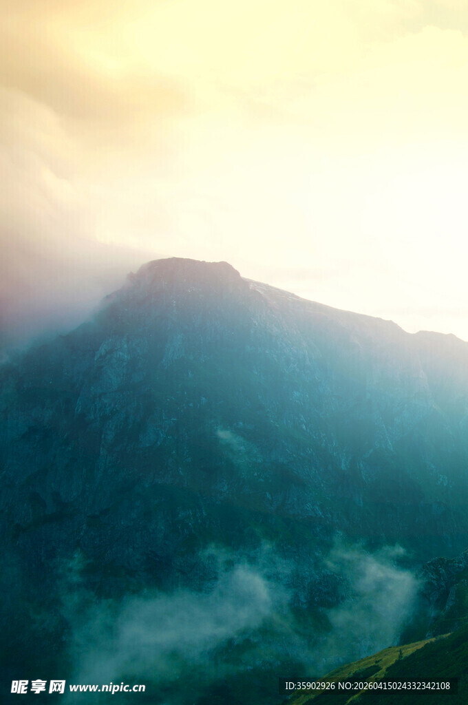 山间云雾缭绕的壮丽景色