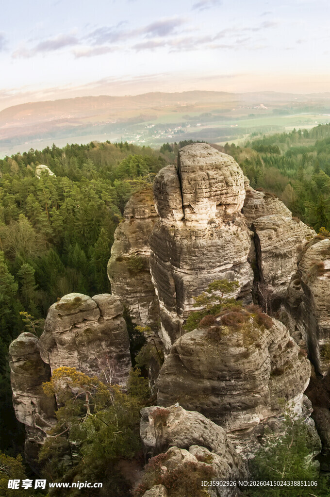 壮丽岩石景观俯瞰图