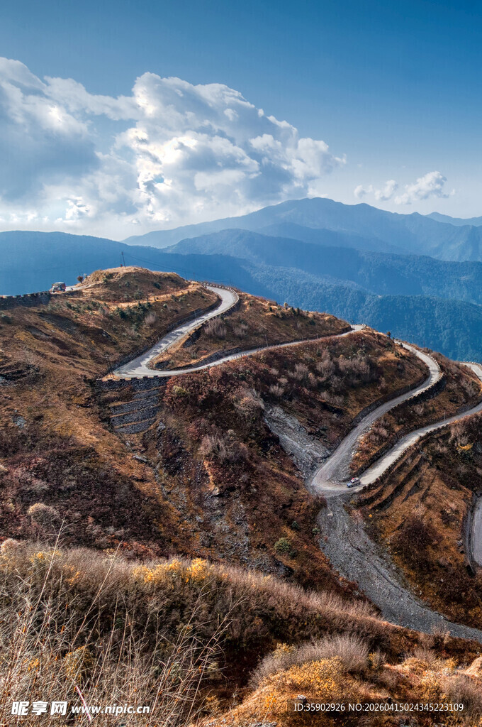 山间蜿蜒公路美景