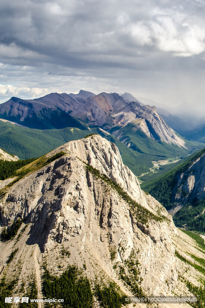 壮丽山景云雾缭绕的峰巅