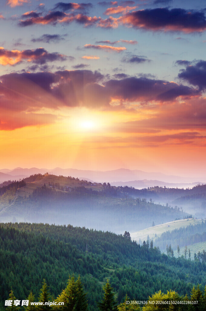 山间壮丽日出美景