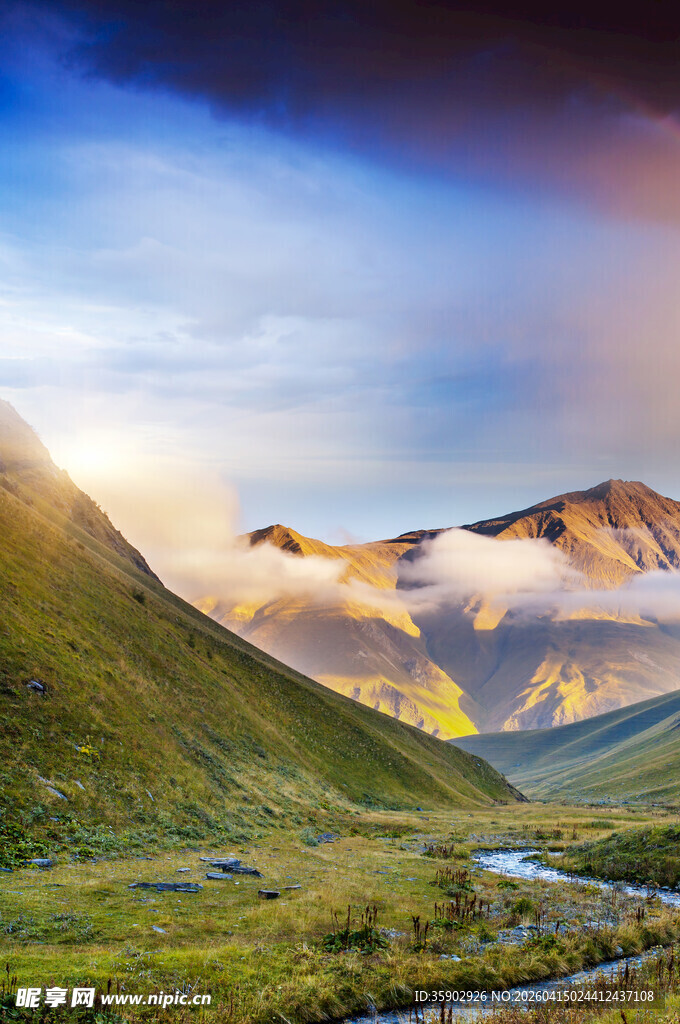 山间美景霞光映照山峦