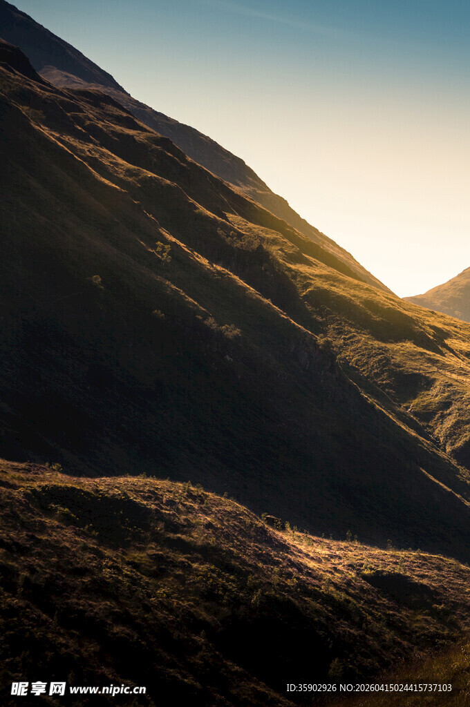 夕阳下的壮丽山峦