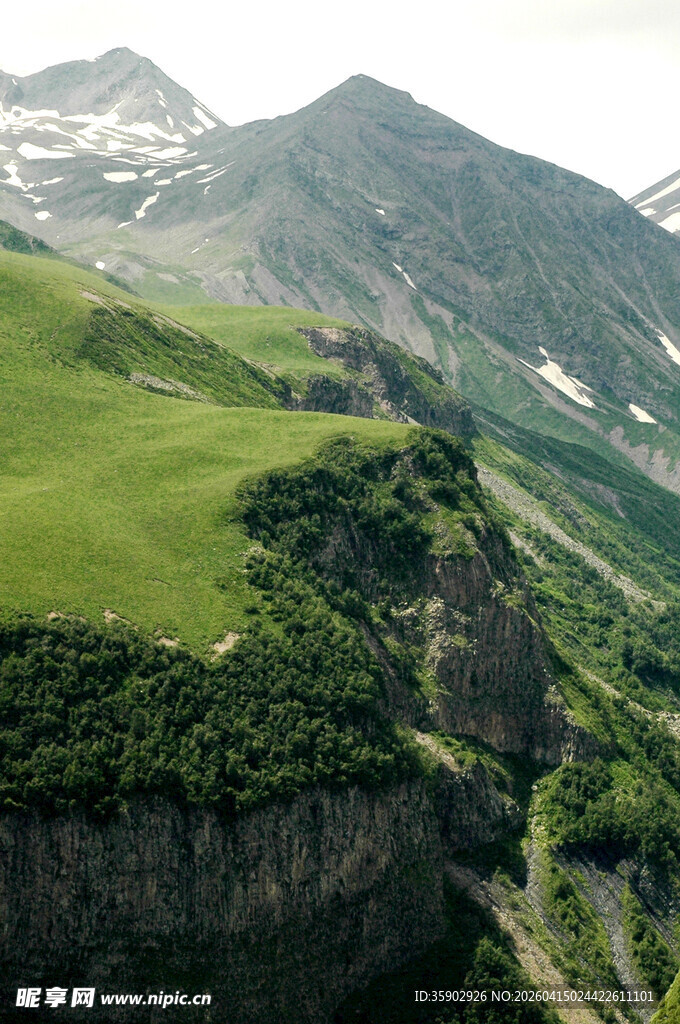 高山绿野壮丽自然景观