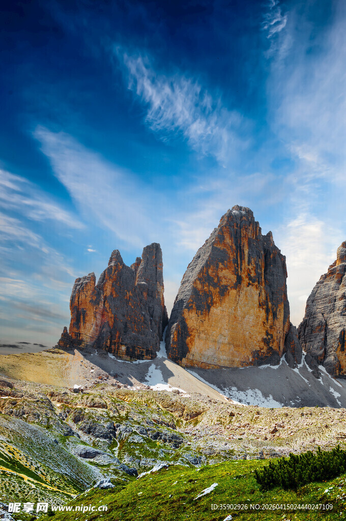 壮丽山峰与蓝天美景