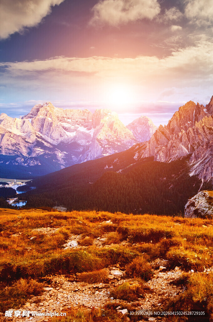 壮丽山间日出美景