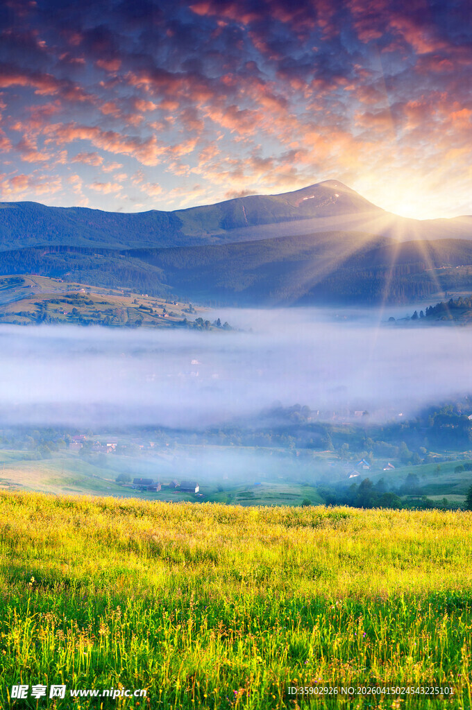 日出下的绿野山峦美景