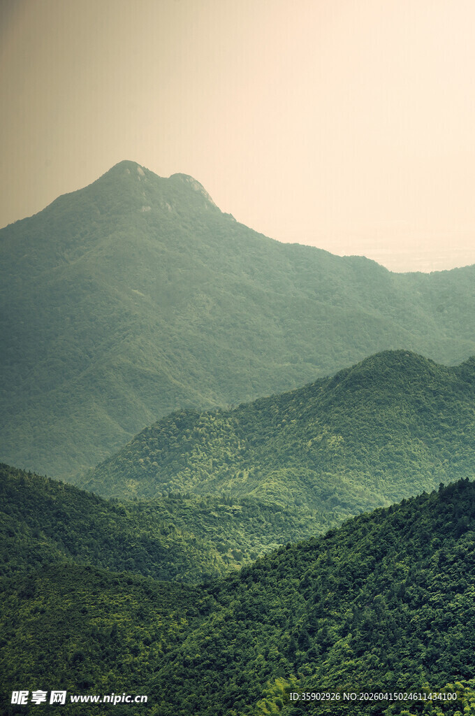 翠绿山峦自然美景如画