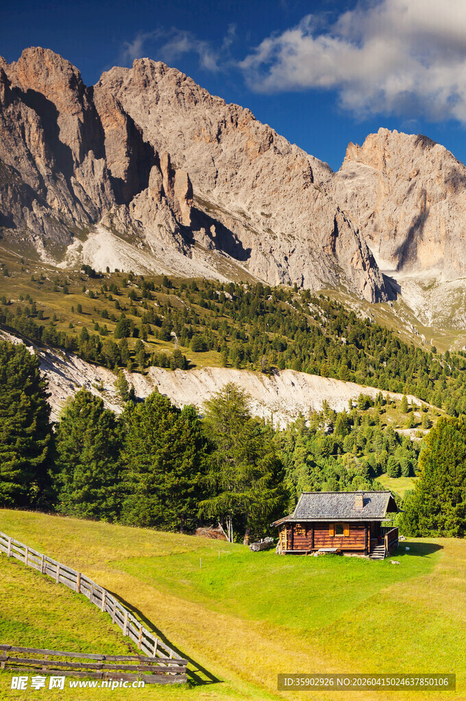 山间美景中的小屋